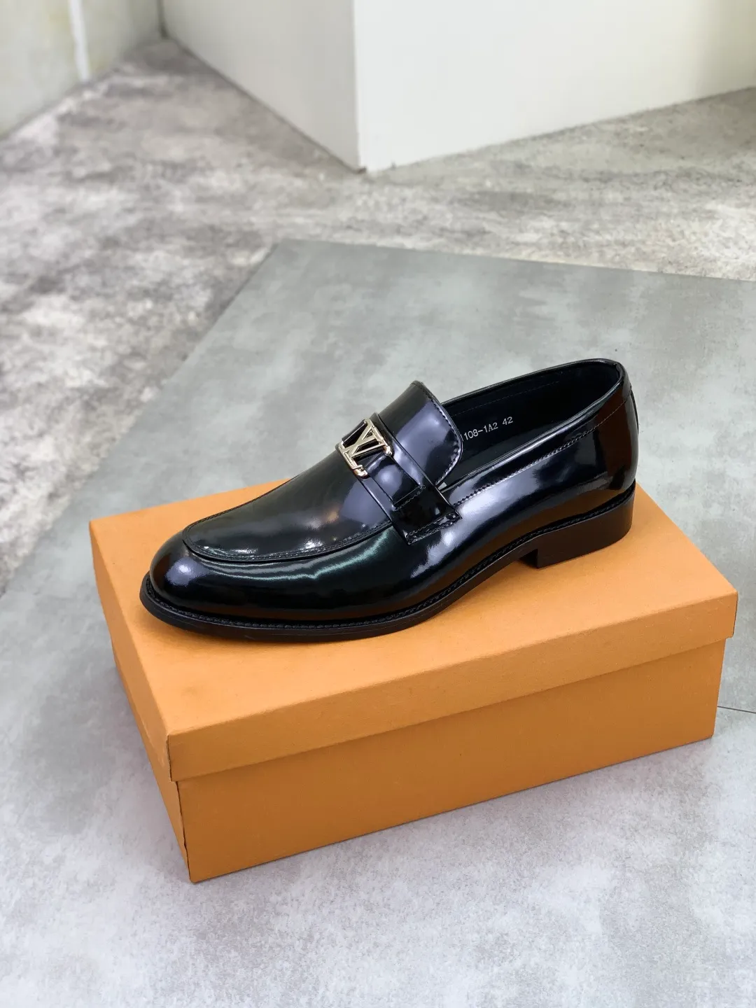 Men's shoes 💰P460💰[New model] Water-dyed cow lining 🆘 LV Louis Vuitton business leather shoes, made of original imported Italian 🇮🇹 calfskin, full cowhide lining, carefully handmade by professional shoemakers, the original version is specially designed for wear-resistant outsole. Standard code: 39-45 5️⃣color🉑️select